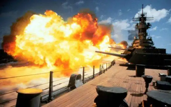 威斯康辛号战列舰开火舰炮的最后一次射击