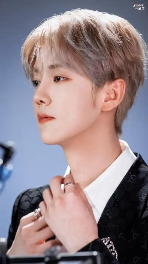 鹿晗金发黑西装造型