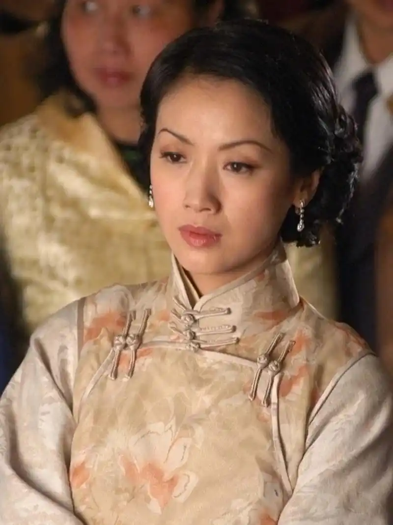 吴倩莲的五官匀称,量感小,整体适中,会均匀地分散你的注意力,开始就不