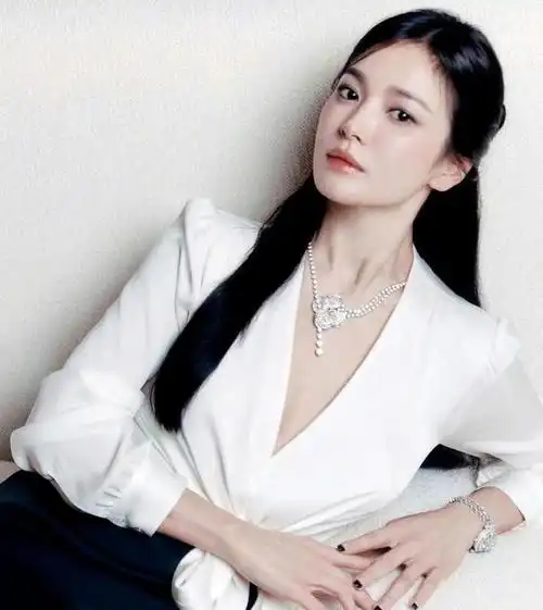 41岁宋慧乔天生富贵脸新亮相深v领口快开到肚脐眼身材太辣了