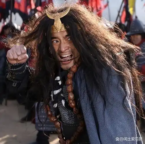 着一把汗,饲养员在旁边安抚老虎的情绪,实拍的时候陈龙表情动作要到位