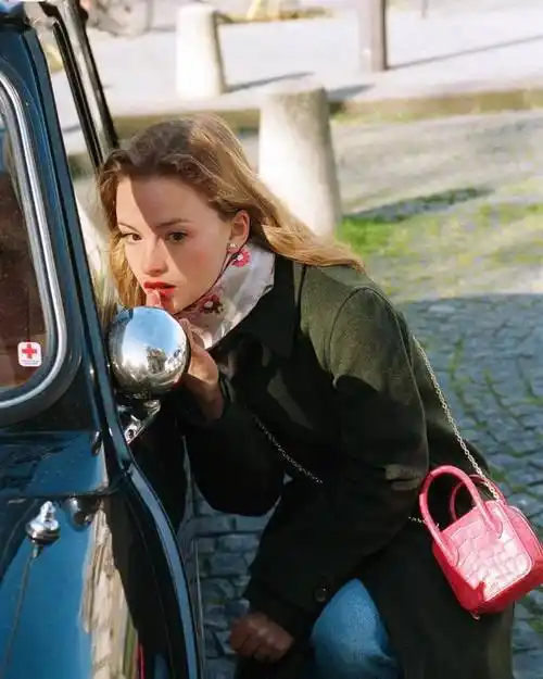 这位法国小姐姐,简直日常照穿搭天花板!_camille