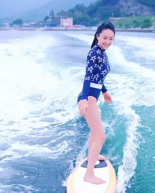 港姐滑水大晒事业线,入行5年迅速上位成tvb当家花旦之一
