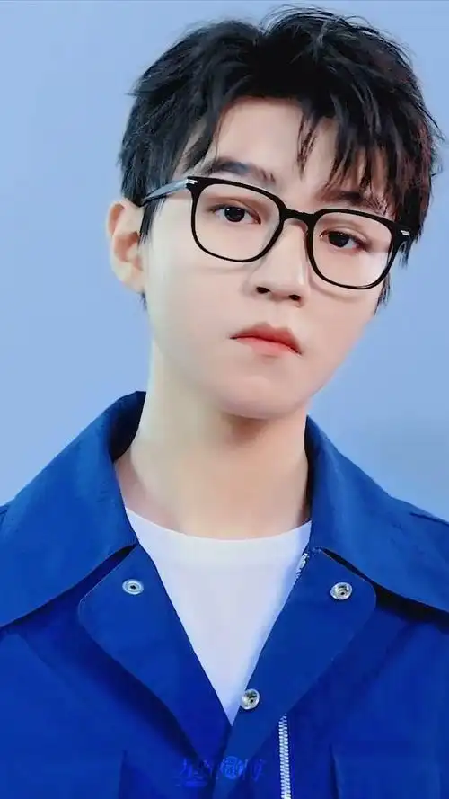 戴眼镜的小凯,蓝色套装,连背景都是蓝的#王俊凯##星姐微博#星姐微博的
