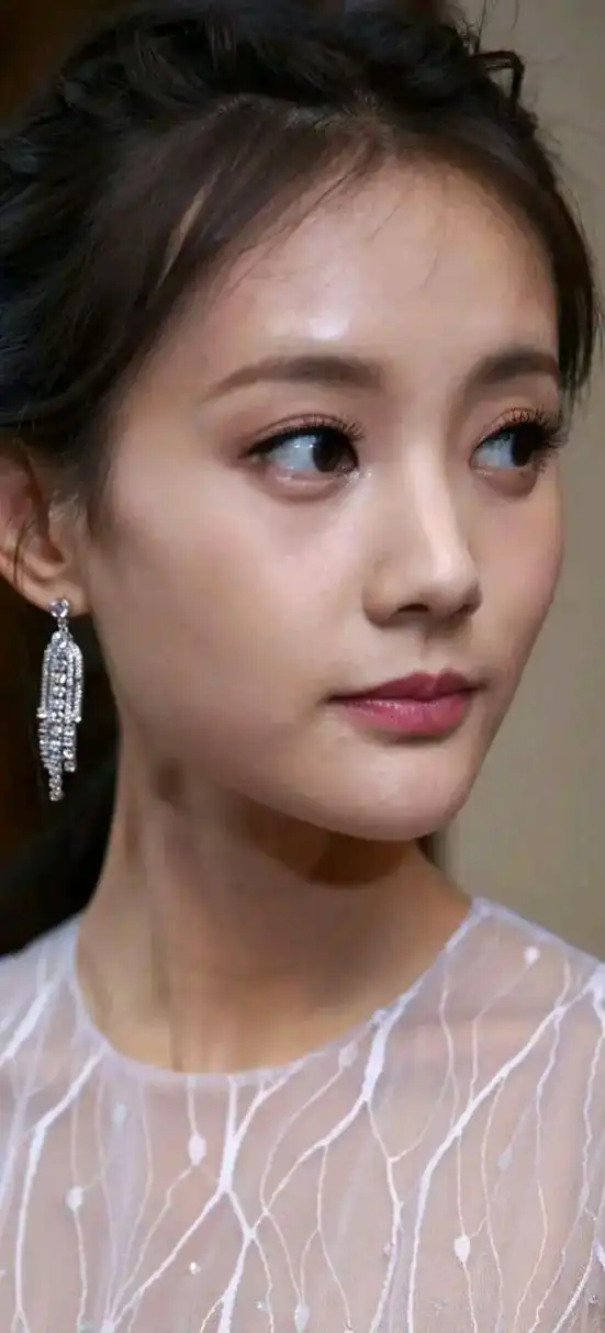 李一桐的素颜照,感觉和我二十多岁的皮肤状态差不多.