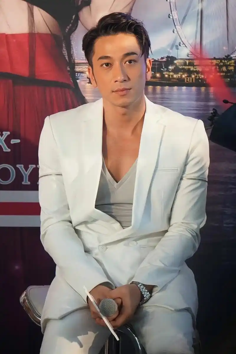 吴卓羲深v白西装真的好帅呀