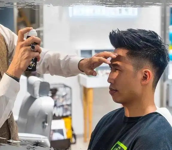 华仔喊你来做头发了轻轻一喷告别油腻头发干爽蓬松自带香气