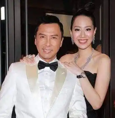 原创原创57岁甄子丹与小18岁妻子秀恩爱发文庆结婚17年夸其最美