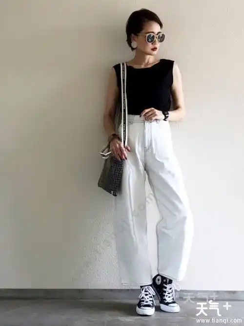 天气生活 女性 只有上衣与白色牛仔裤的搭配稍嫌有些单调的话,只要再