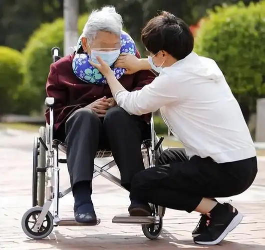 91岁老人坐轮椅回家养老,儿子哭着拒绝:放您进来,对不起我老婆