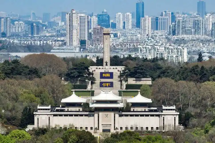 2022年3月29日,清明节将至,南京雨花台烈士陵园内的烈士纪念碑前布置
