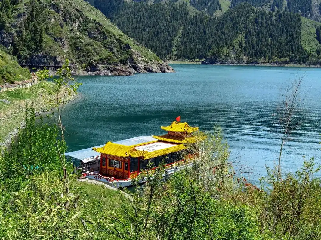 天山天池风景名胜区.天山天池古称"瑶池",位于博格达峰北坡山 - 抖音