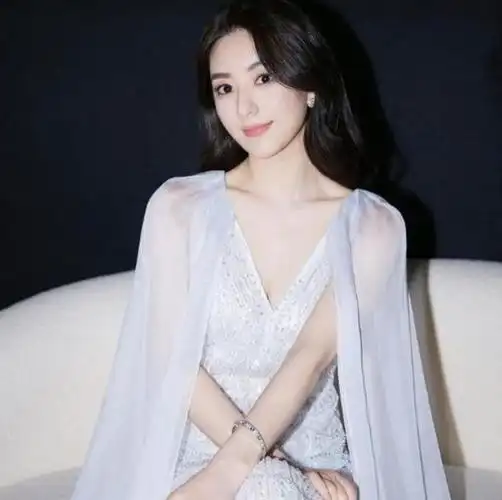 近日,演艺圈中备受关注的明星夫妻郭富城和方媛的最新照片引起了广泛