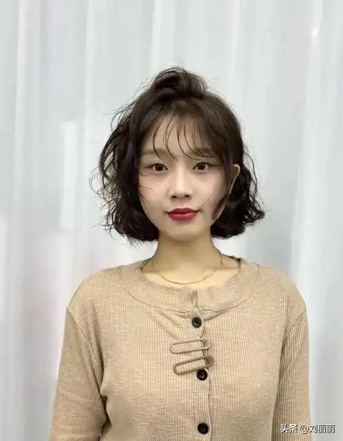 中分八字刘海短发学生3