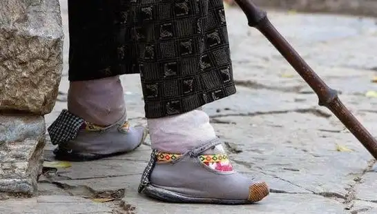 把脚缠成三寸金莲,缠足这种摧残妇女的风俗是从什么时候开始的