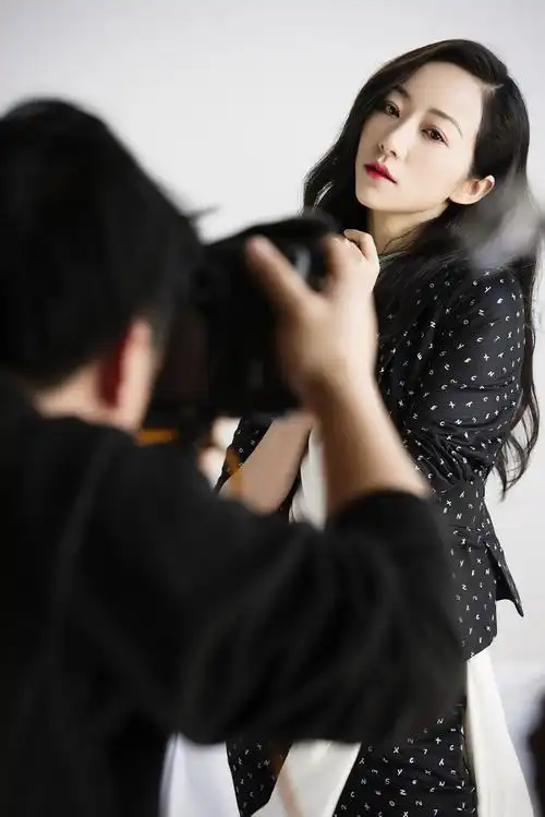 简介:韩雪性感封面花絮图片,分享一组韩雪图片给大家,图中的明星图片