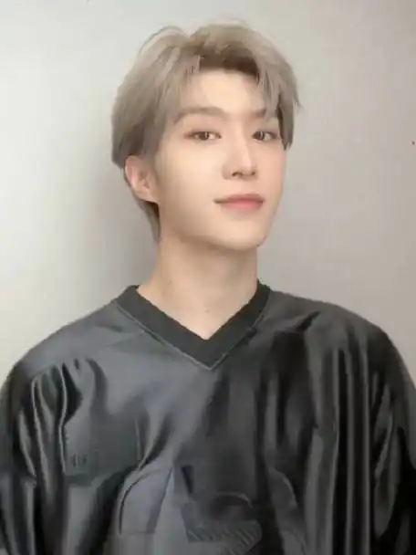 范丞丞梦回练偶时期#范丞丞一染发真的回到了爱豆时期!