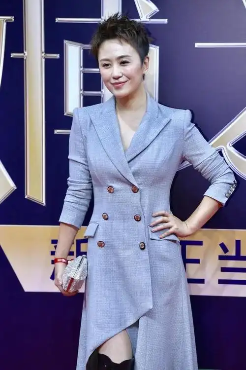 马丽喜剧高手更是时尚达人风衣裙高开叉秀美腿好身材挡不住