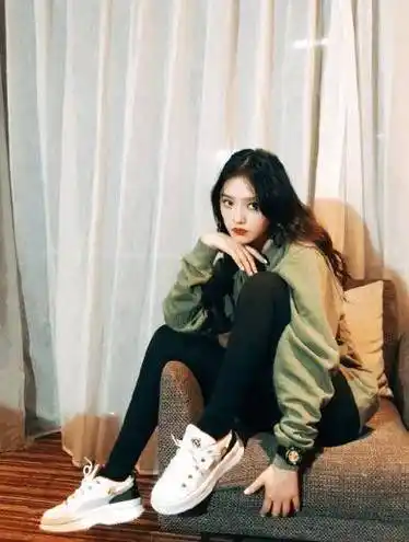 原创有一种腿叫林允的腿穿上黑色时尚裤腿细的程度让人意外