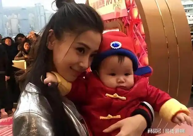 黄晓明离婚后首谈baby:爱玩不顾家,母亲摔伤儿子患病无人照顾|杨颖