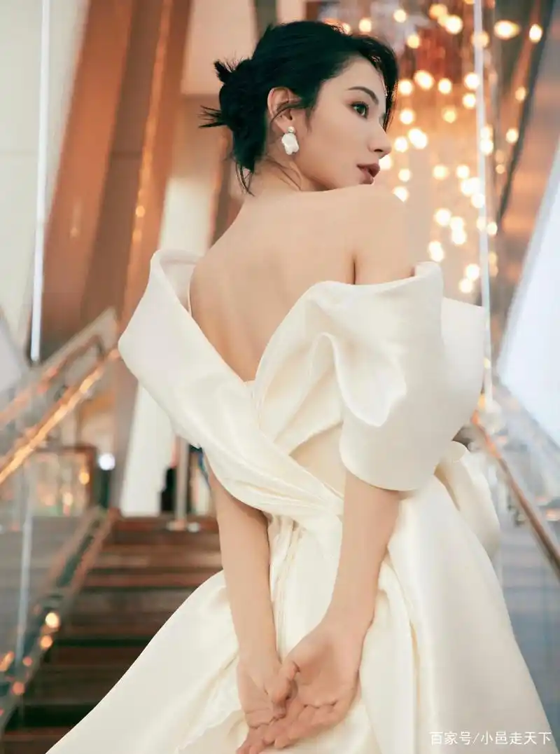 代斯白色长裙性感写真