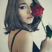 最新嘴叼玫瑰花头像点击鼠标右键下载