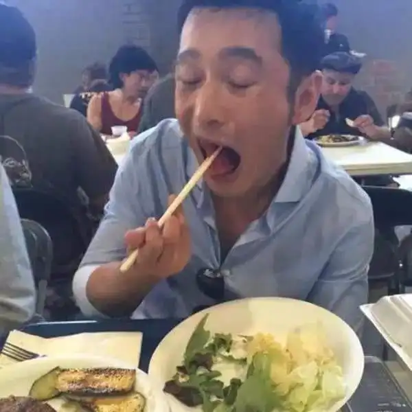 先看看神仙姐姐刘亦菲的吃相,作为优雅端庄型吃货代表,连吃饭都自带