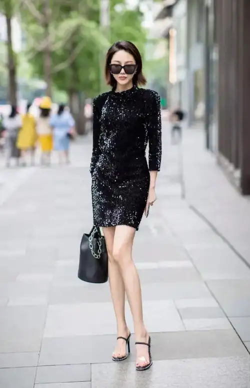 女性高跟鞋搭配裙子,优雅气质有魅力