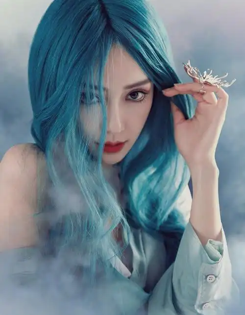 angelababy人鱼姬造型曝光蓝发红唇展冷艳气质