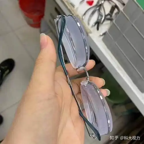 她晒出2800度近视眼镜超厚实体网友傻眼可防弹
