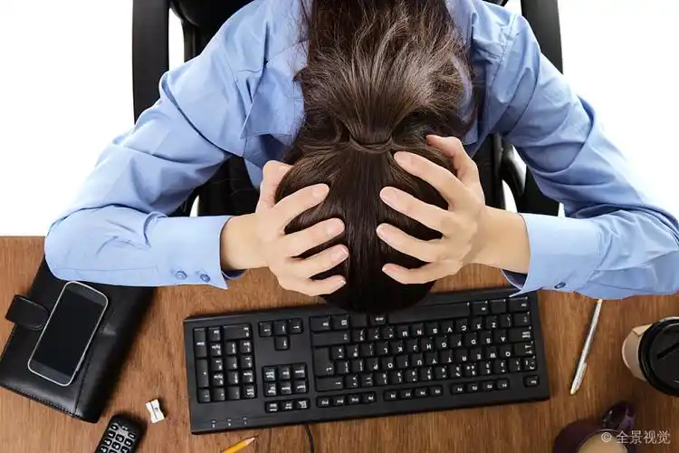 忙碌_工作_女人_书桌_不看_高兴_鸟瞰_图片大全—全景创意图库