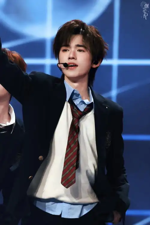 宋亚轩超话240113#微博之夜#你看到的我是蓝色的hashtag: 04 美高