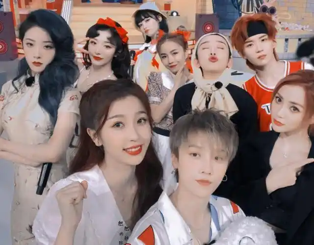 2020年5月,有9位女孩在大家的期待中成团出道,她们分别是刘雨昕