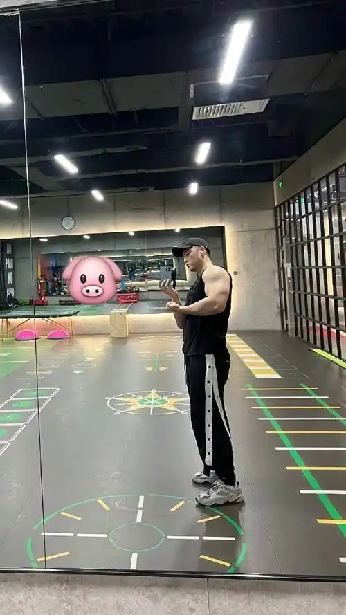 吉林体育学院肌肉学霸身高188cm大长腿居家也要健身刷脂