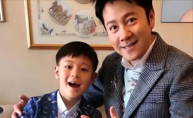 蔡国庆儿子全科免考毕业身高猛长高颜值似妈与亲弟共用一张脸