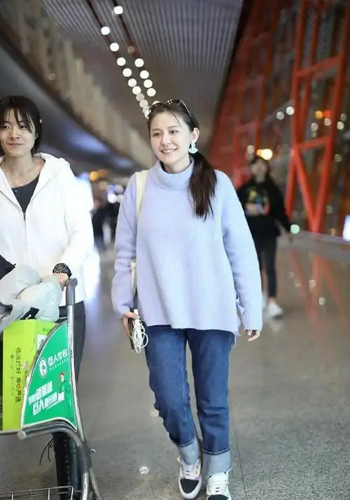 11月12日,北京,热依扎现身机场.