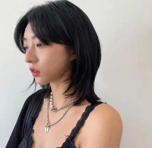 披肩长度的发型几乎可以说是常青款,不限制脸型,通过调节脸周的碎发