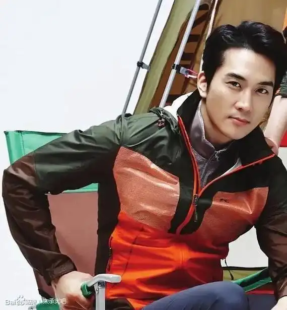 三人同岁,宋承宪逃不过韩国酵母,靳东陈坤,越老越有魅力!