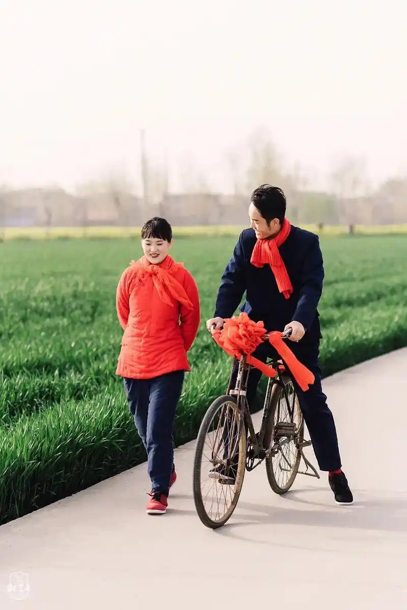 上热门 #农村婚礼 #80年代   婚礼那天,坐上哥哥的自 - 抖音