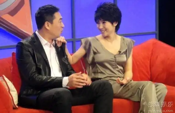 张嘉译颜丙燕戏中扮恩爱戏外忙斗嘴