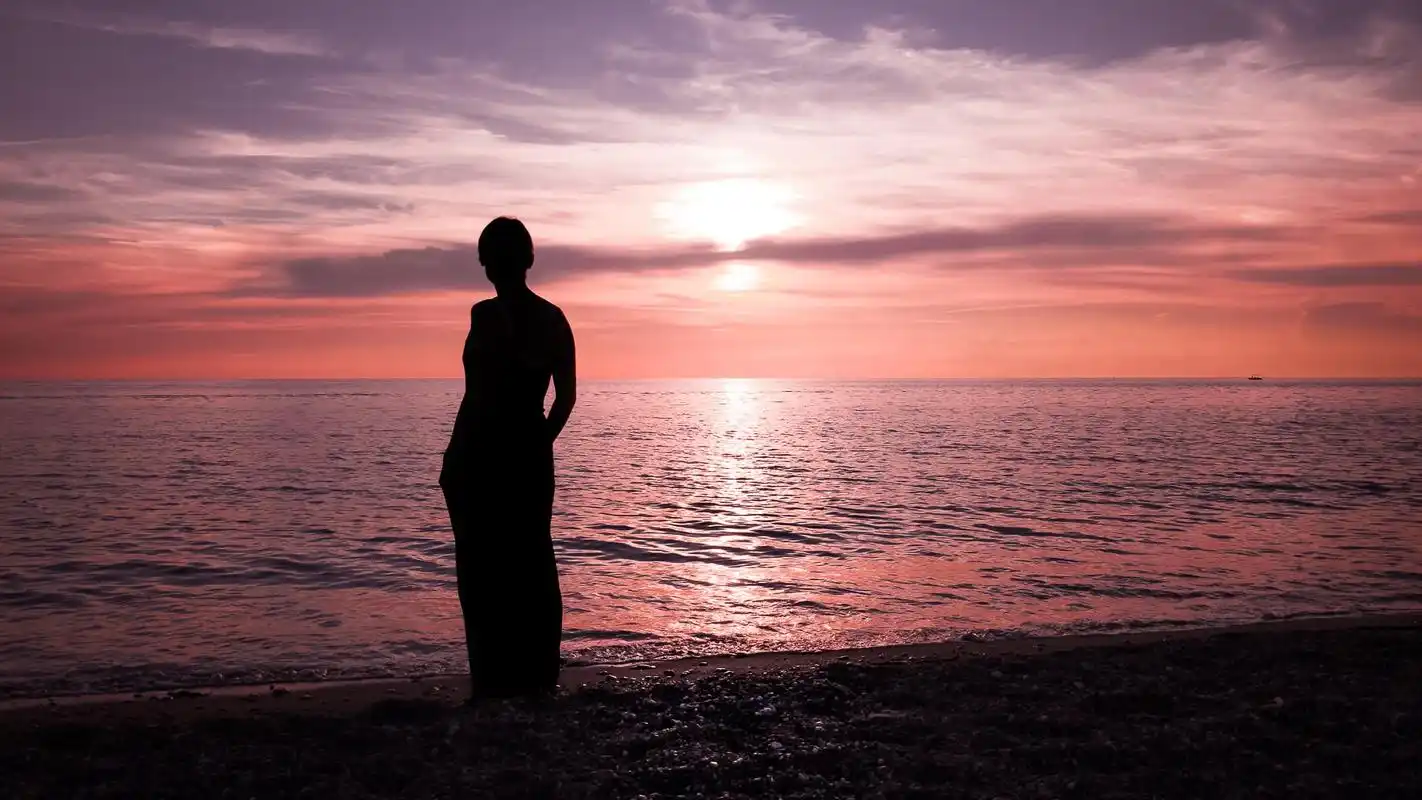 海边黄昏下的女人