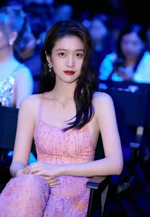 张雪迎粉色礼服亮相_目光_娱乐_图片