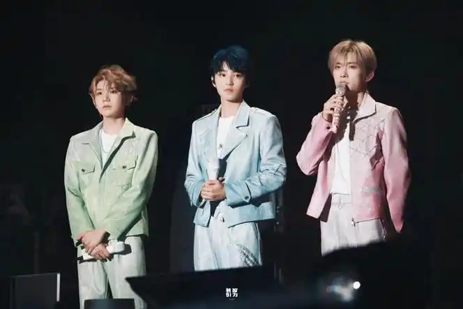 tf家族四代站姐愚人节团建tfboys时代少年团tf三代四代大合照