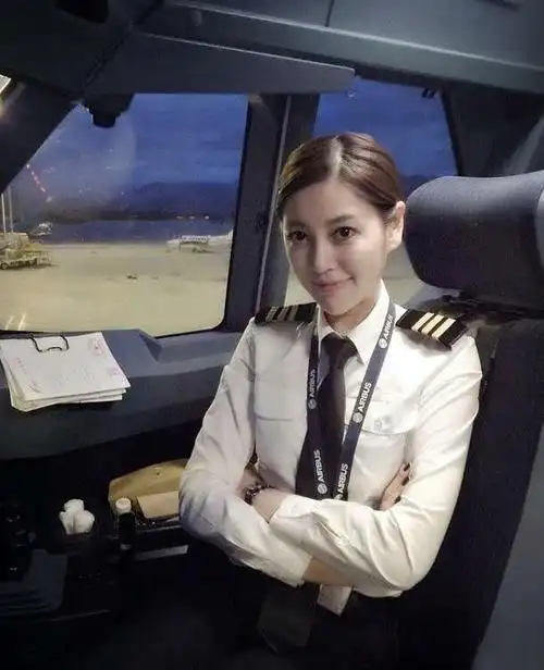 20岁最美女飞行员颜值不输空姐