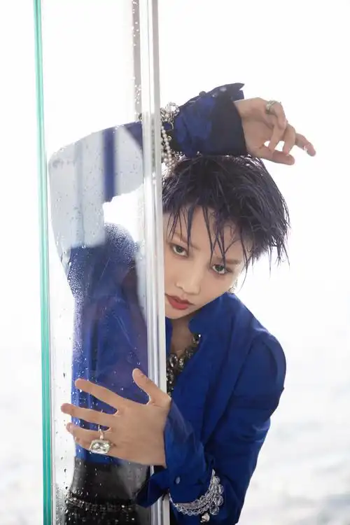 刘雨昕紫色湿发魅力写真图片