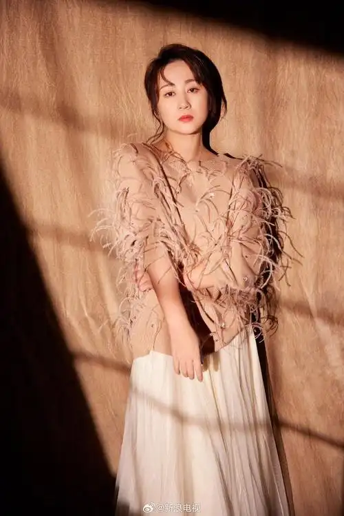 omg马丽演员马丽最新的光影写真释出拿着龙年元素的马丽