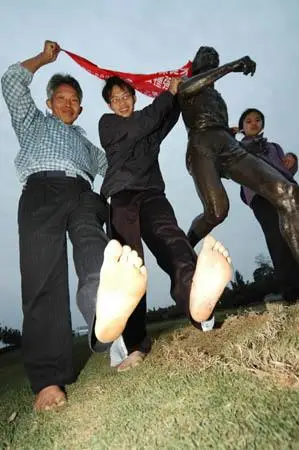 赤脚家族的快乐马拉松(组图)