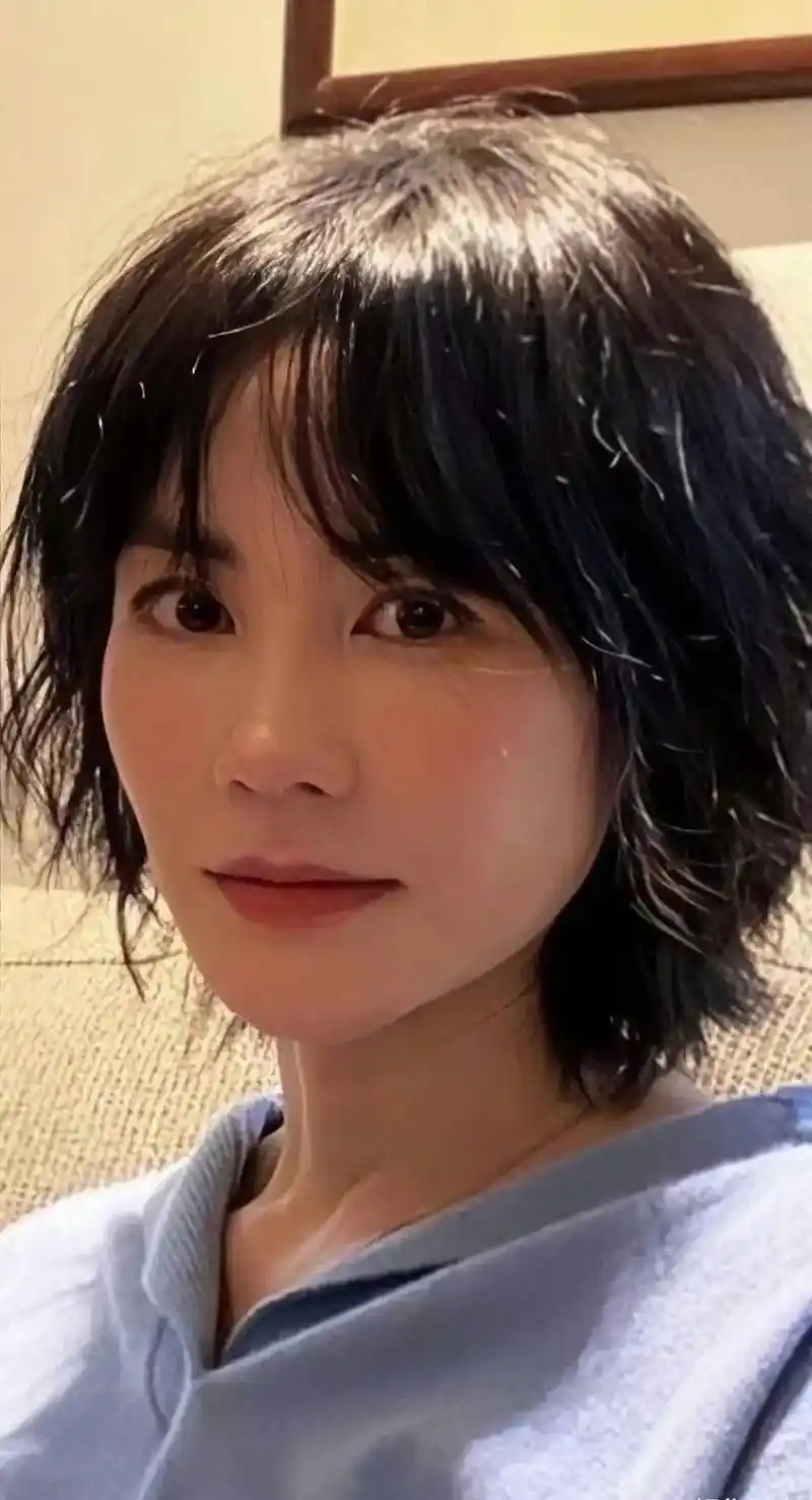 52岁王菲近照曝光,一头利落的短发,打扮休闲,风采依旧不减当年!