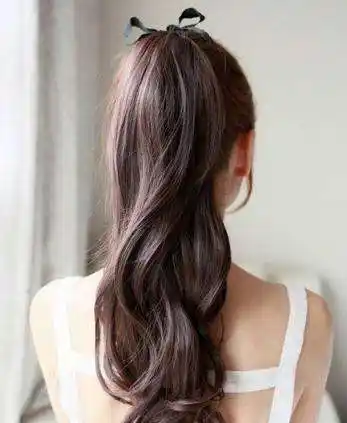 头顶要有蓬松感 扎马尾辫,头顶一定要有蓬松感,因为这样会有修饰脸型