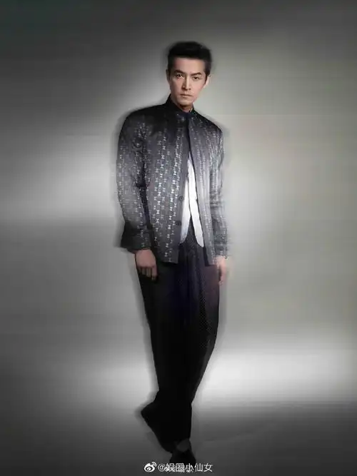 胡歌光影大片#@胡歌发布最时尚大片,一身简约造型搭配光影的效果